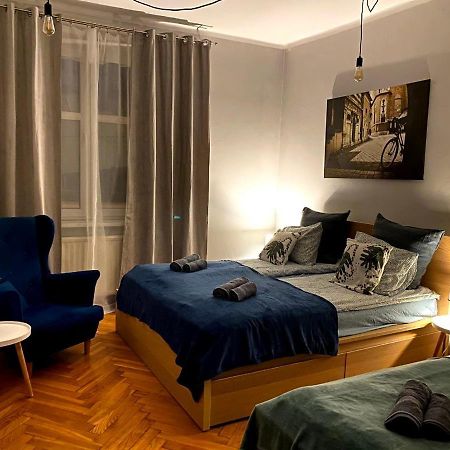 Lares And Penates Apartment Krakow Bagian luar foto