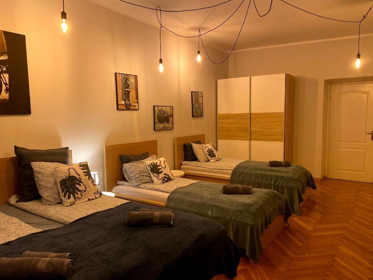 Lares And Penates Apartment Krakow Bagian luar foto