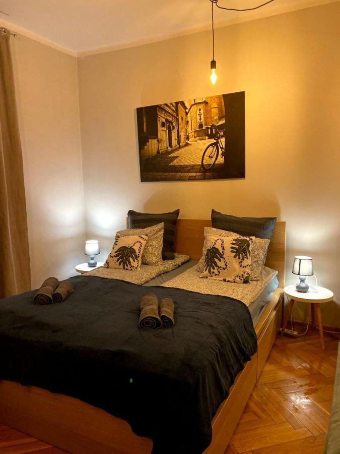 Lares And Penates Apartment Krakow Bagian luar foto