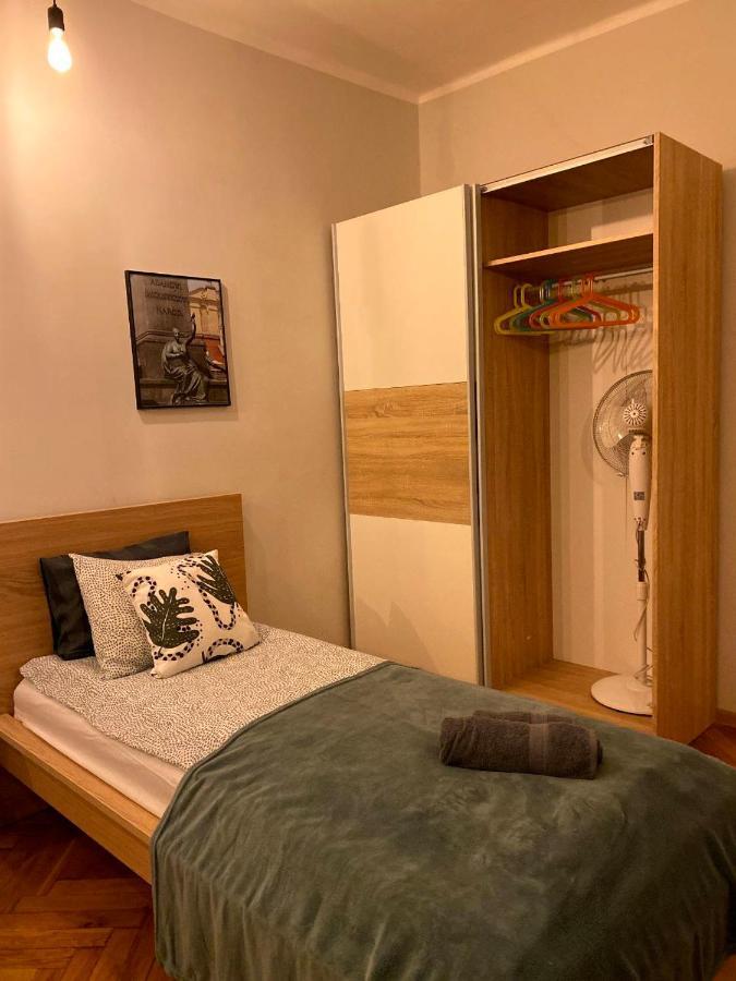 Lares And Penates Apartment Krakow Bagian luar foto