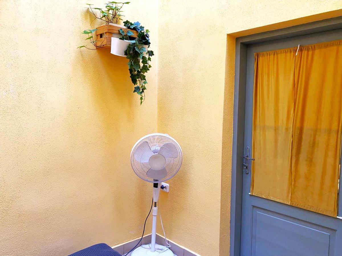 Lares And Penates Apartment Krakow Bagian luar foto